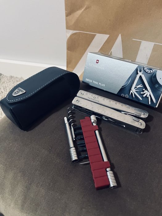 Noz scyzoryk nowy Victorinox szwajcarski z akcesoriamj