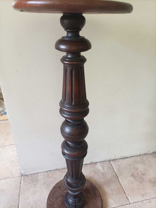 Drewniany stary kwietnik kolumna do renowacji