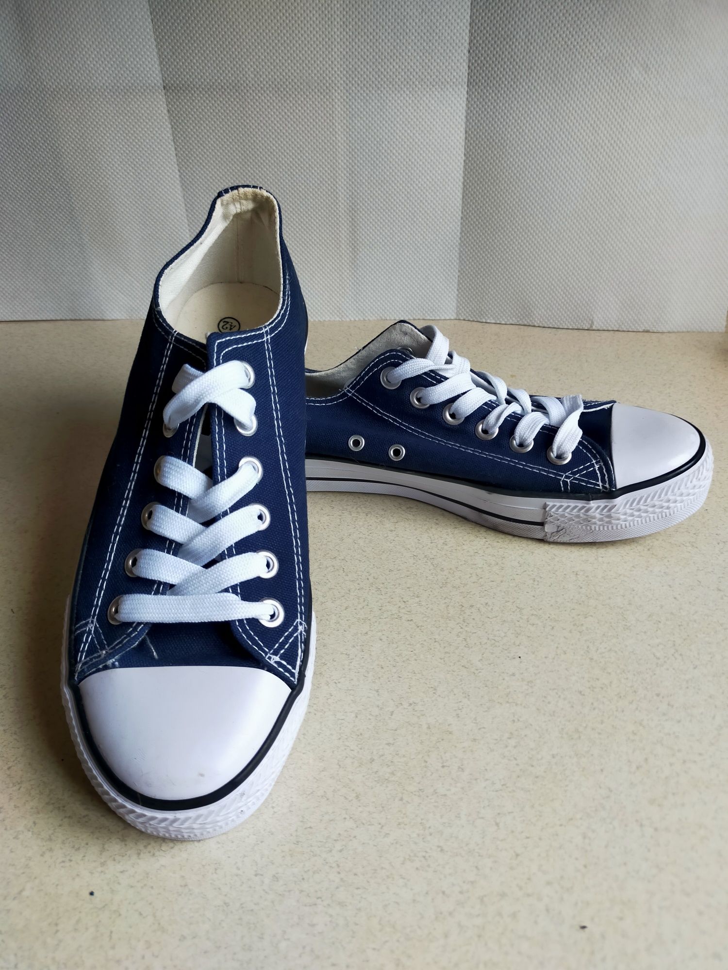 Buty sportowe trampki klasyczne 42