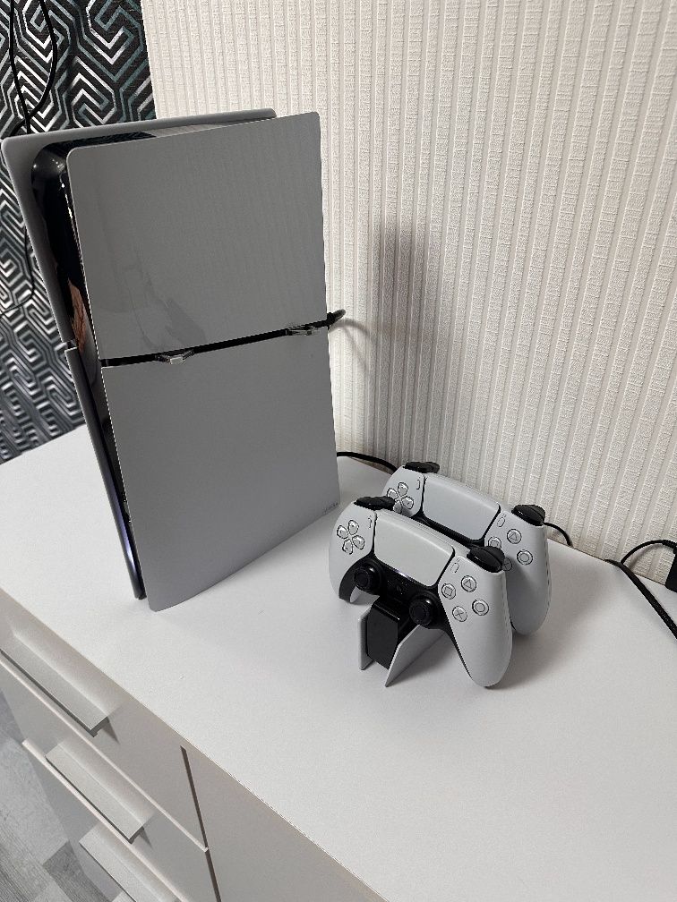 PS 5 digital edition + 2 джойстика с зарядкой