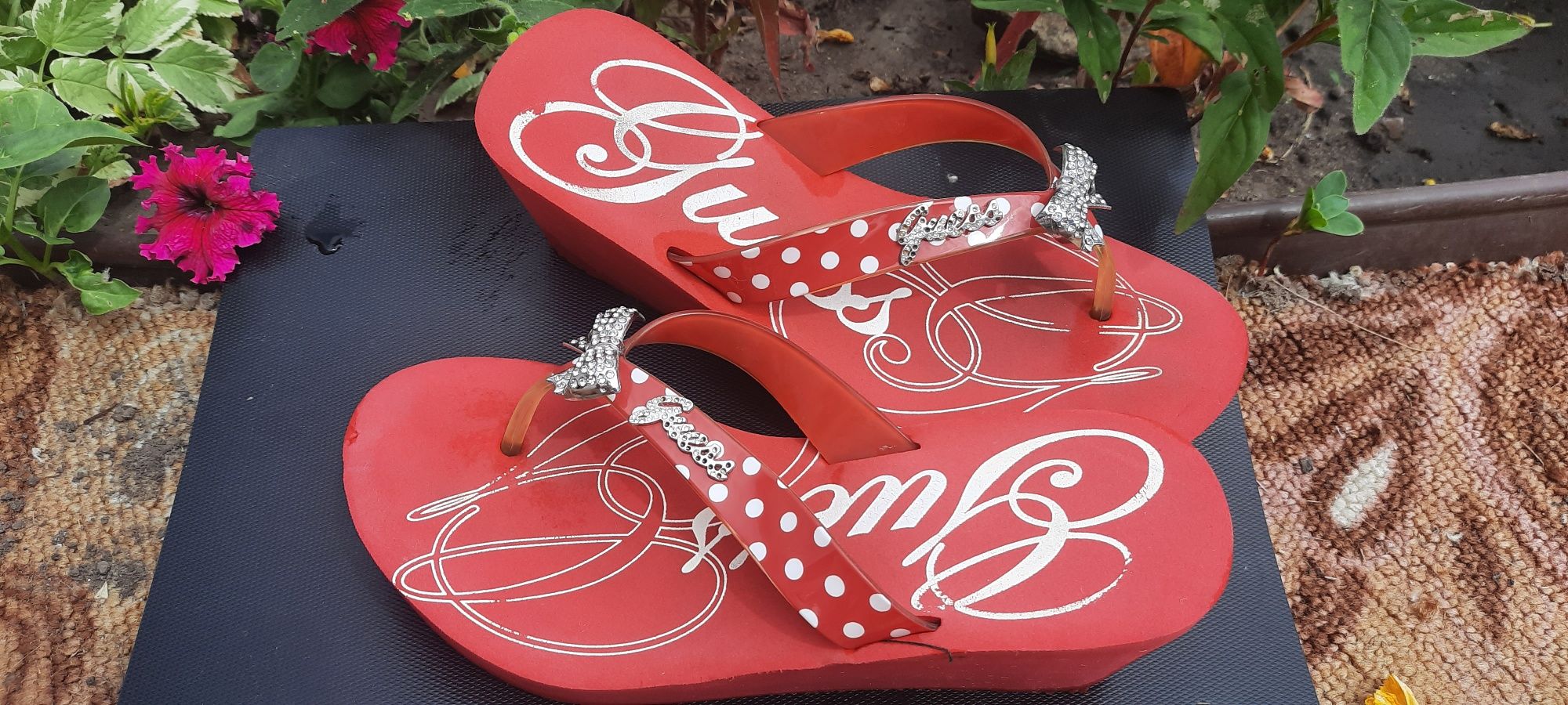 GUESS Фирменные шлепки р.38-39