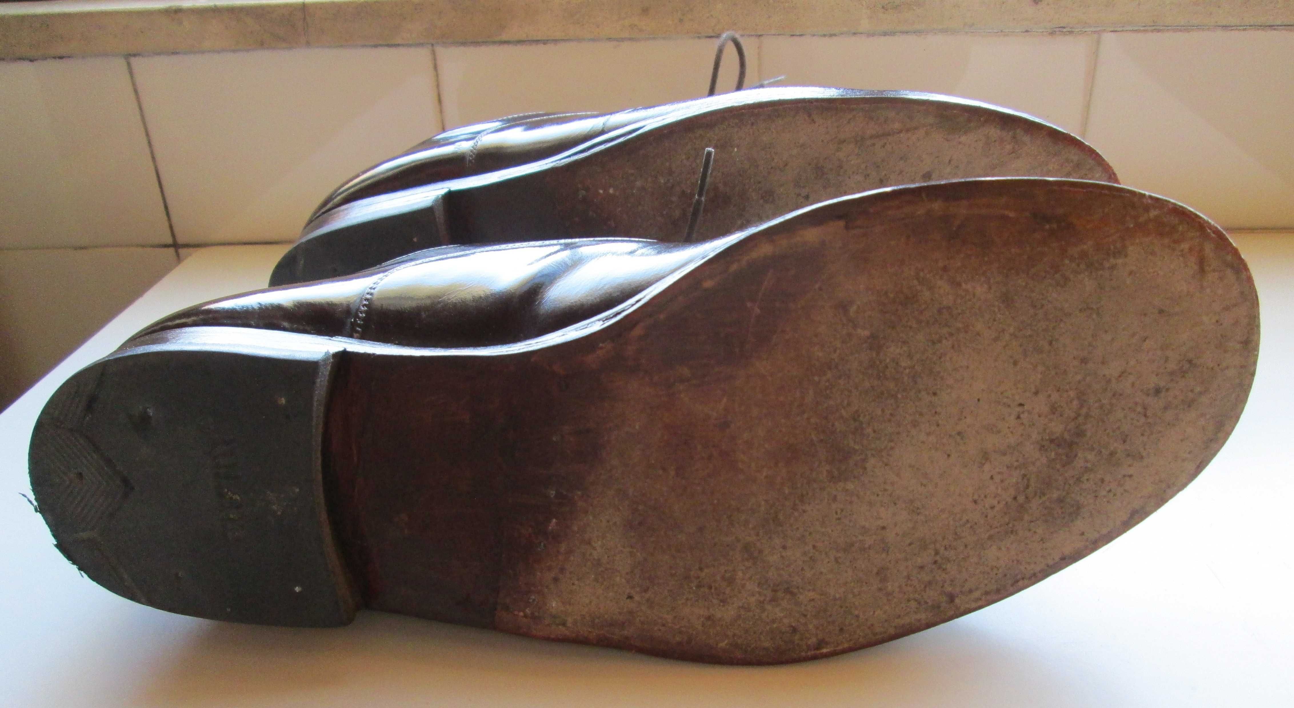 Sapatos em pele castanhos e azuis polidos