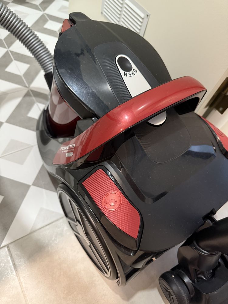 Aspirador sem Saco ROWENTA Silence Force Parquet