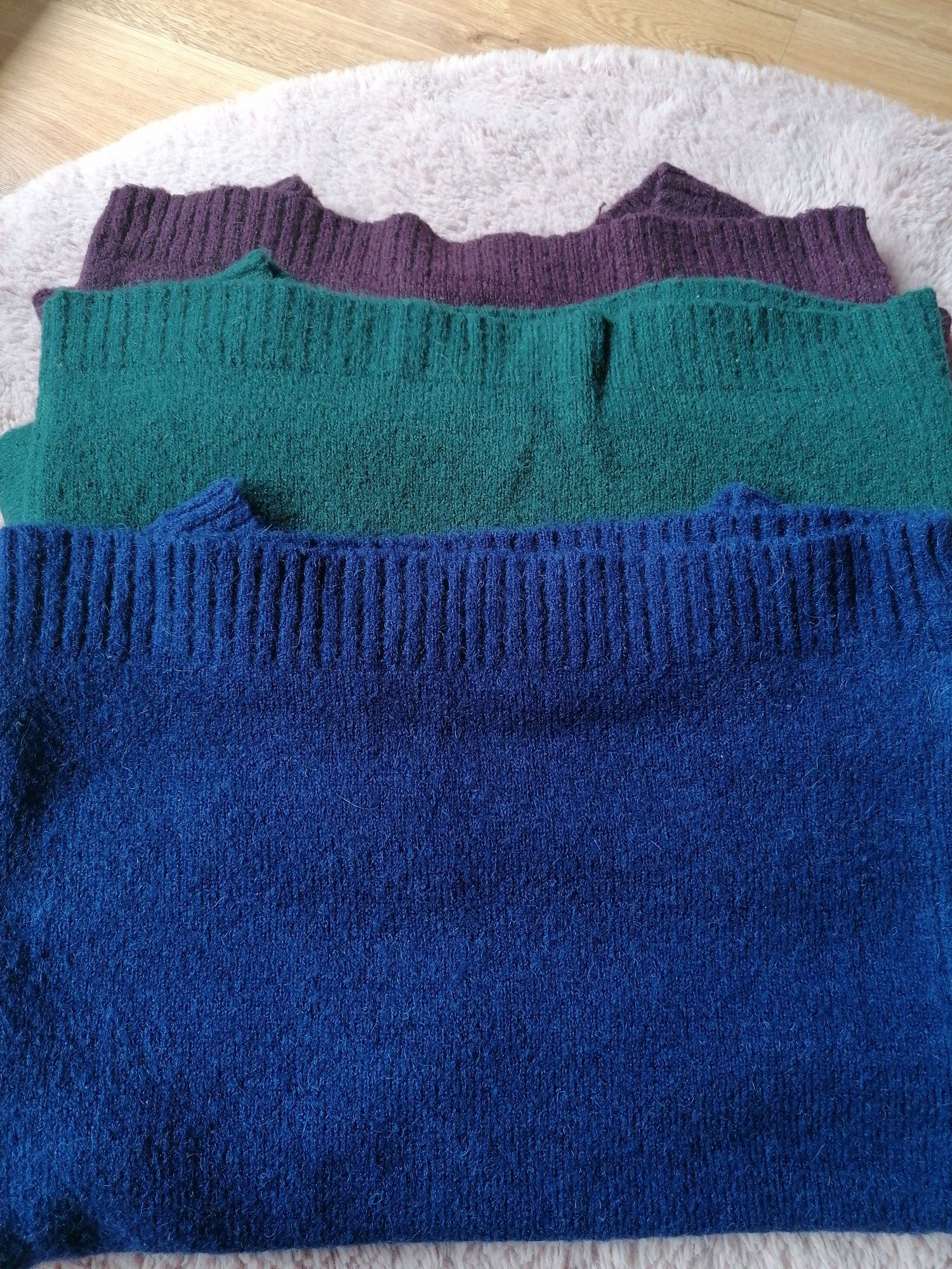 Trzy sweterki z domieszką wełny Camaieu L