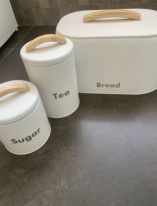 Caixas de pão, chá e açúcar brancas novas