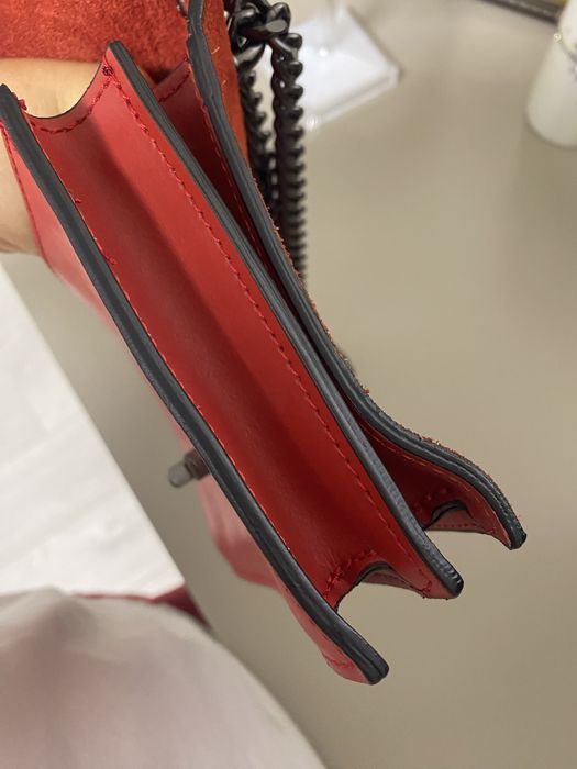 Червона шкіряна сумка