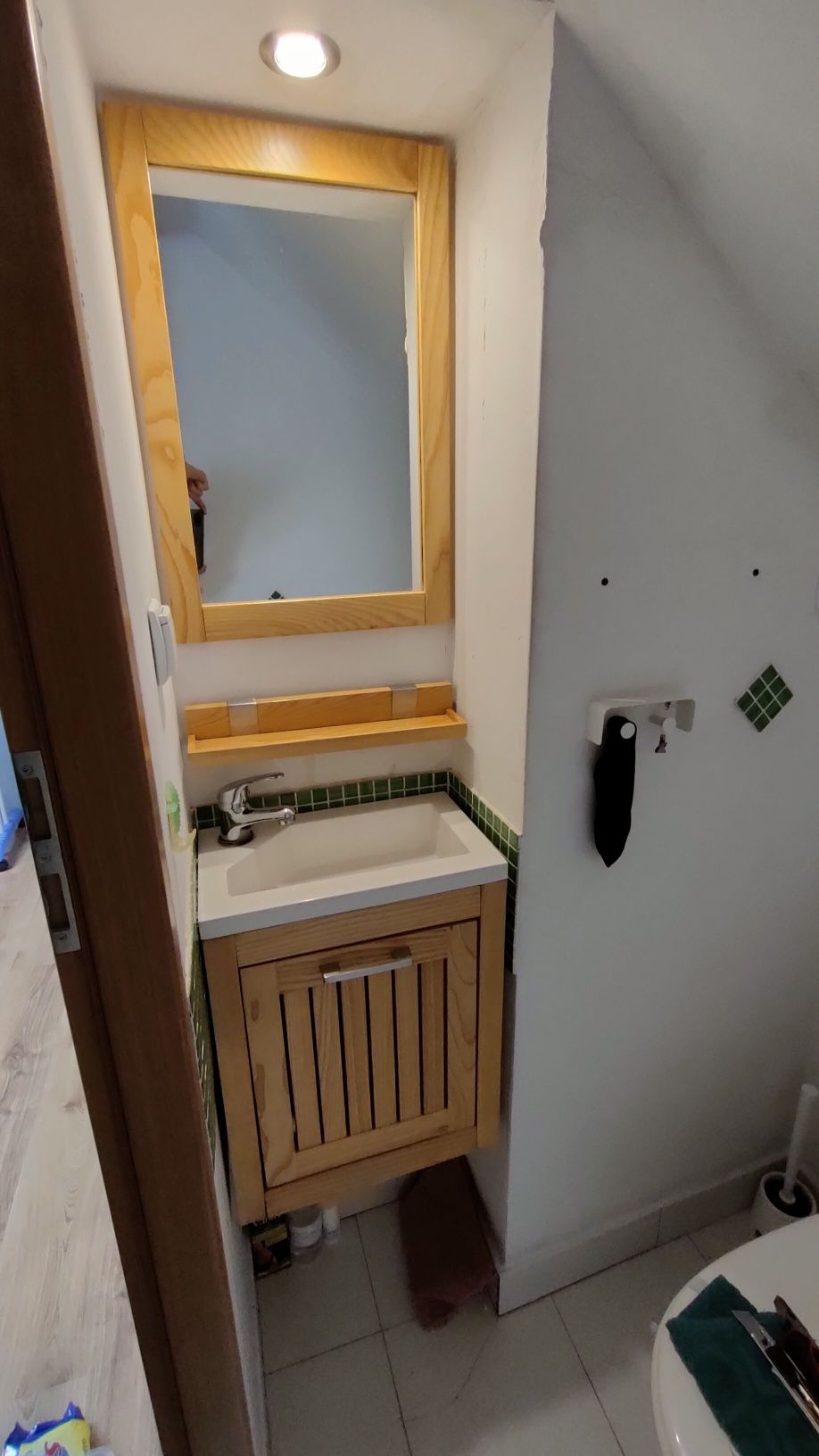Wisząca szafka z umywalką, bateria, półka, lustro-drewniany komplet