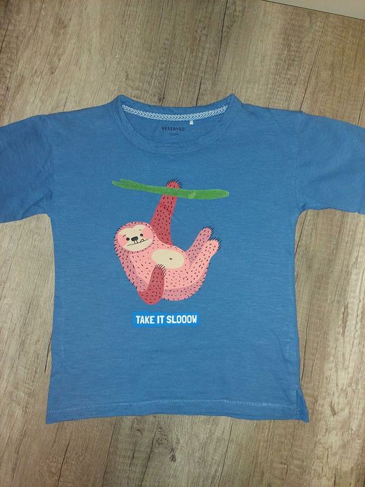 Niebieski t-shirt leniwiec Reserved rozmiar 116 stan bdb