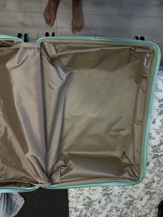 Противоударный чемодан/ вализа, 4 колеса, состояние нового