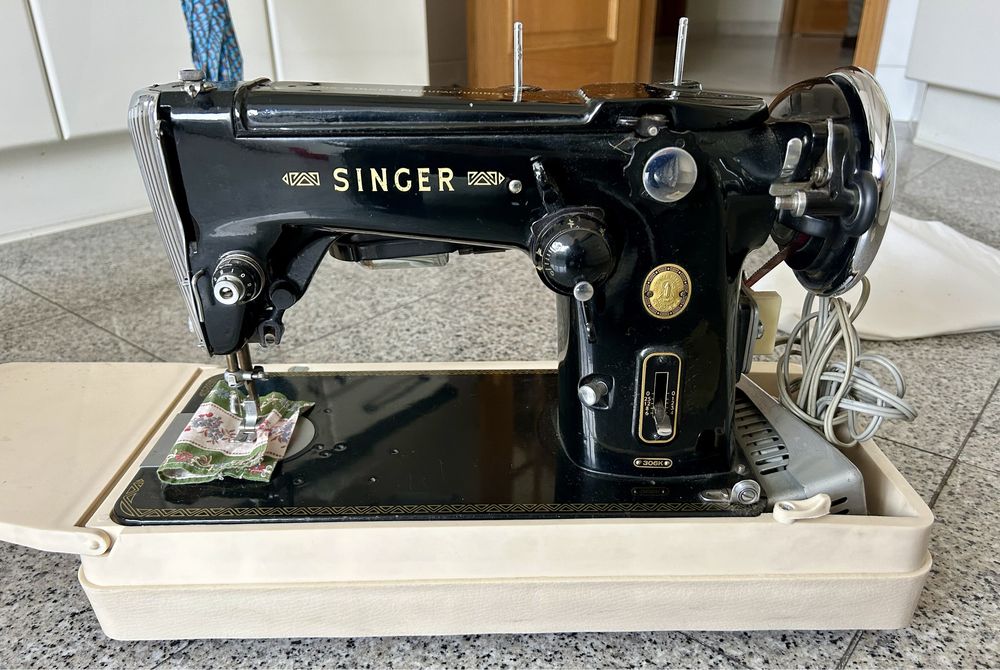 Maquina de costura antiga mas em bom estado