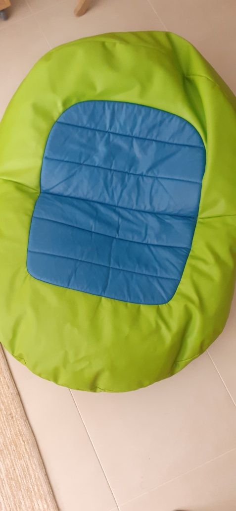 Puf em napa cor azul e verde