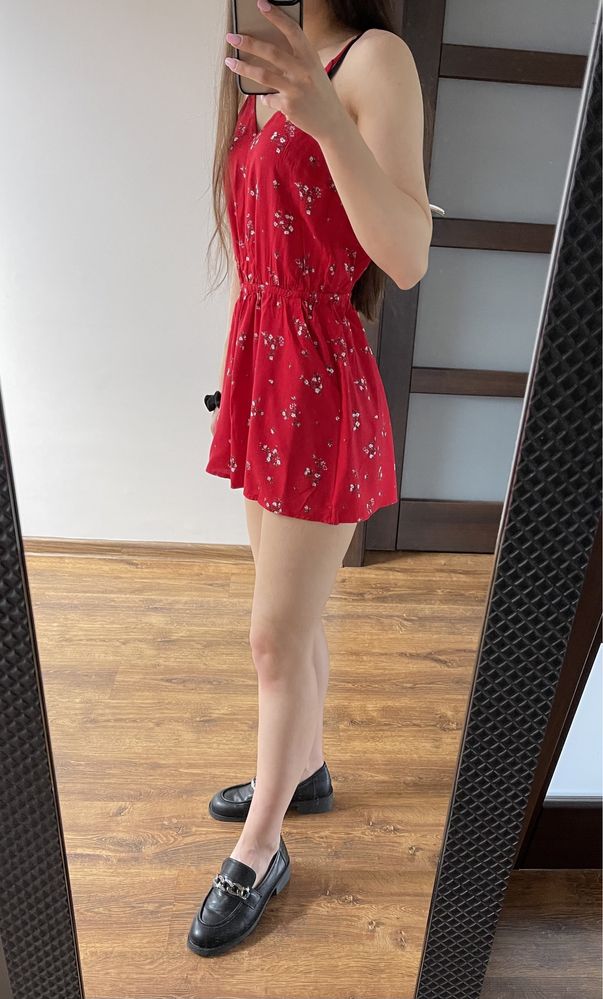 Czerwony kombinezon w kwiaty