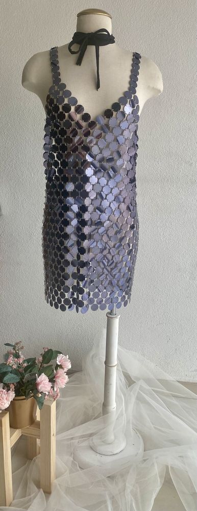 Vestido túnica em acrílico cor de chumbo brilho