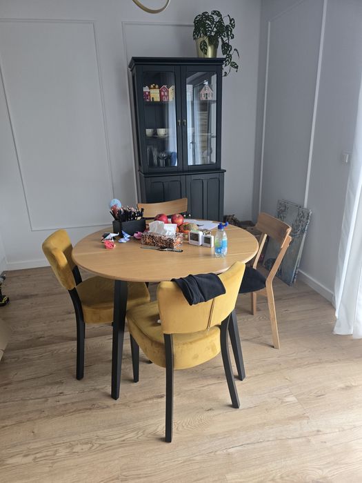 Stol okragly z krzesłami