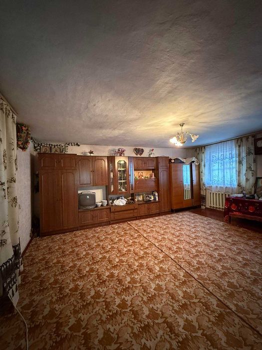 Продаж двох частин будинку на одній земельній ділянці – вул. Стуса