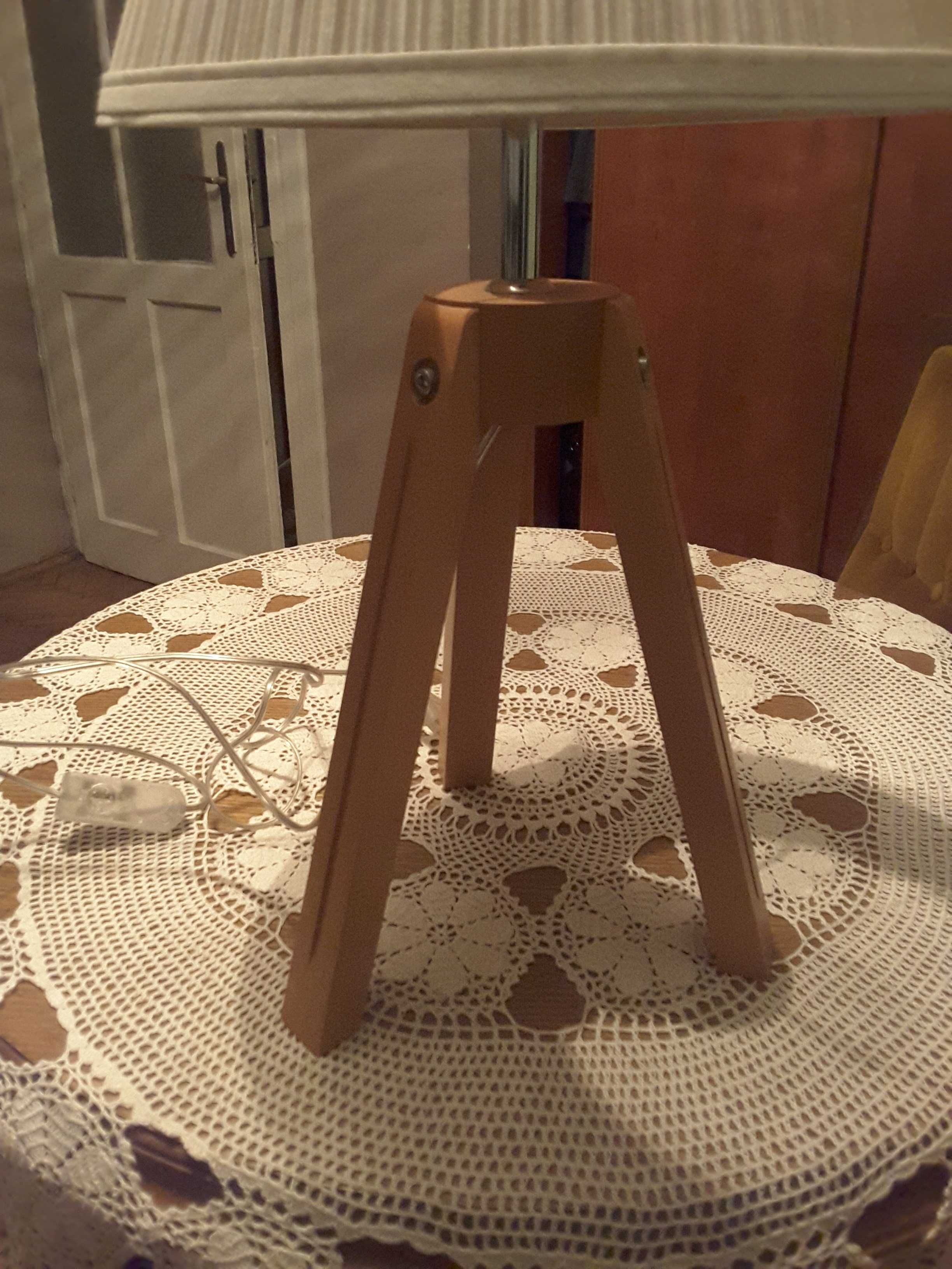Lampa na trójnogu