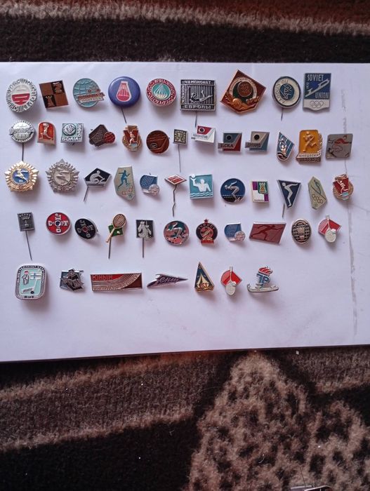 Продам значки б/у 52 шт.
