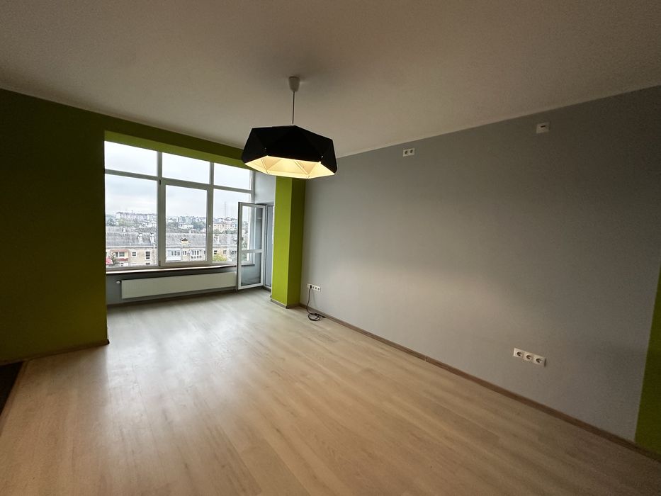 Продається простора 2-кімнатна квартира з коморою біля центру міста!