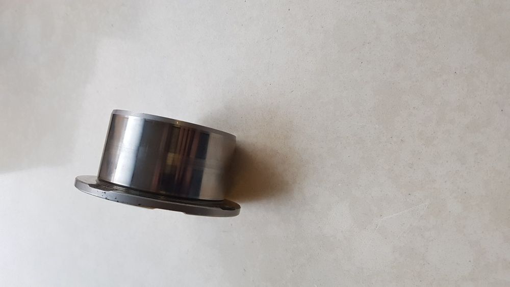 Tuleja łożyska skrzyni biegow JCB Fastrac - używana 400,- netto