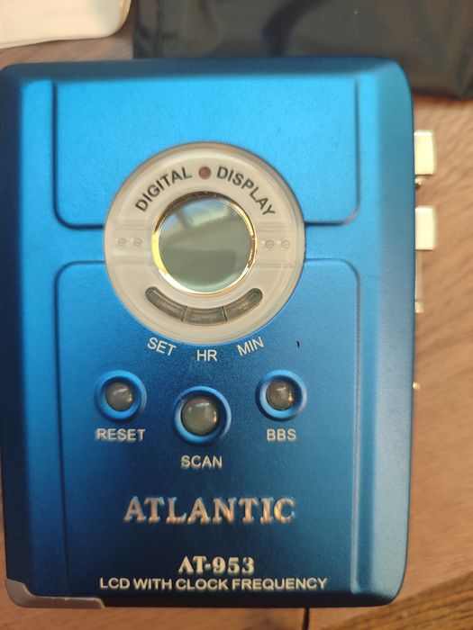 Кассетный аудио плеер с радио.