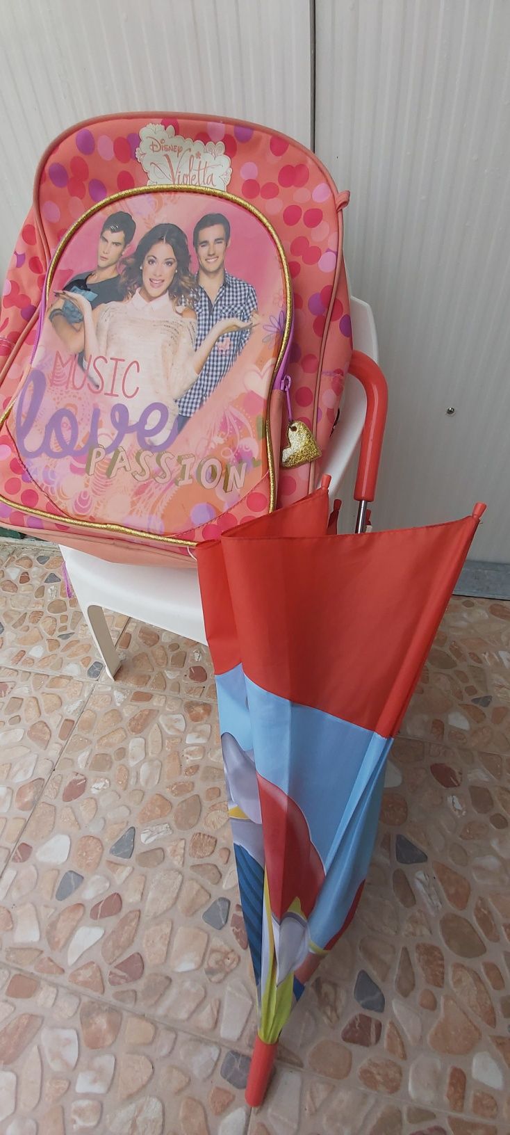 Mochila de menina, com chapéu de chuva