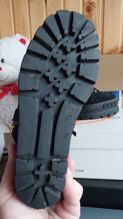 Продам женские зимние кожаные ботинки на танкетке Lonza