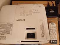 Projektor EPSON  EH-TW650 ekran podłogowy CELEXON