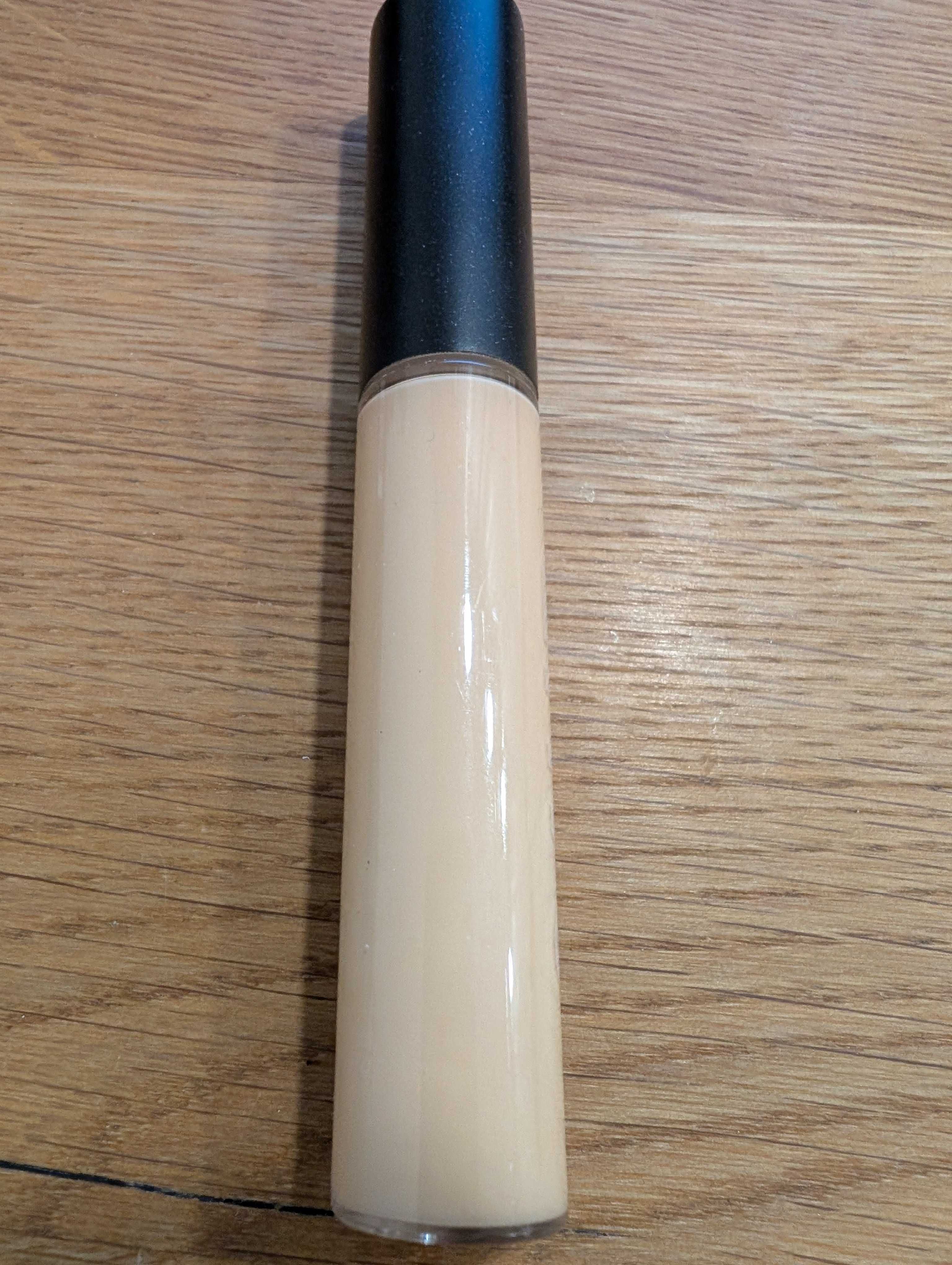 Korektor w płynie 24h - MAC smooth wear concealer, NC20