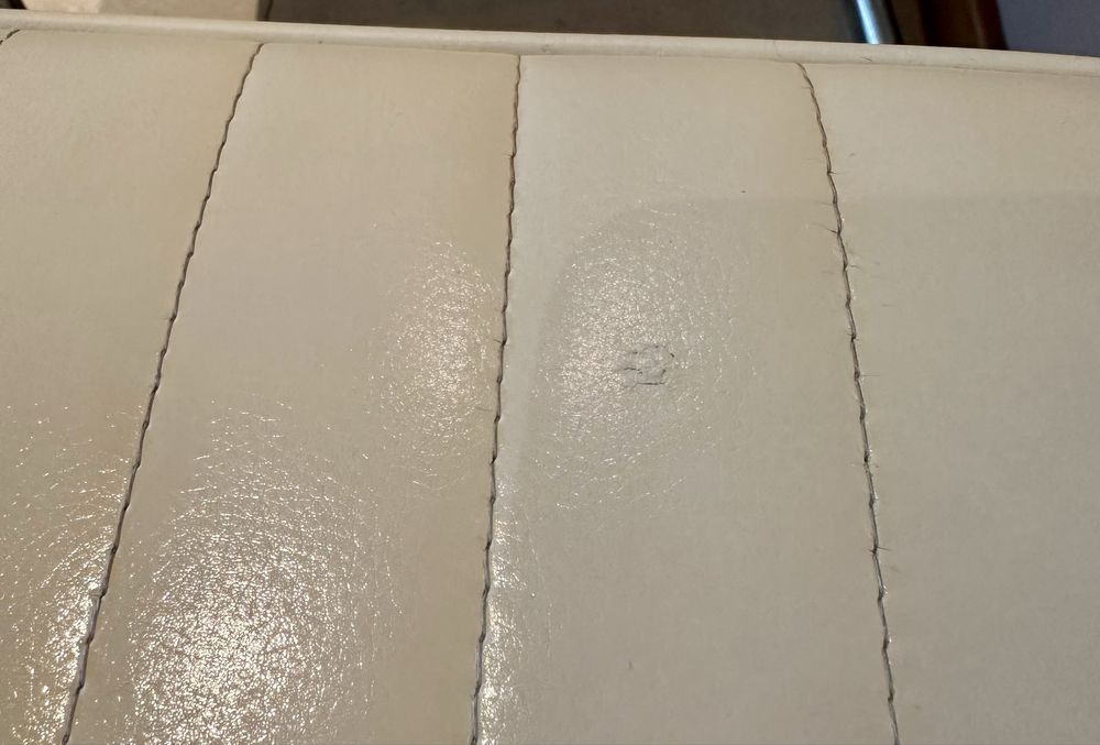 2 cadeiras brancas costas altas