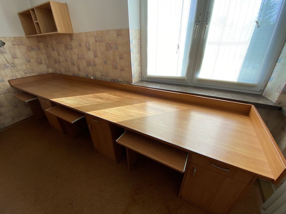Trzy biurka z długim blatem