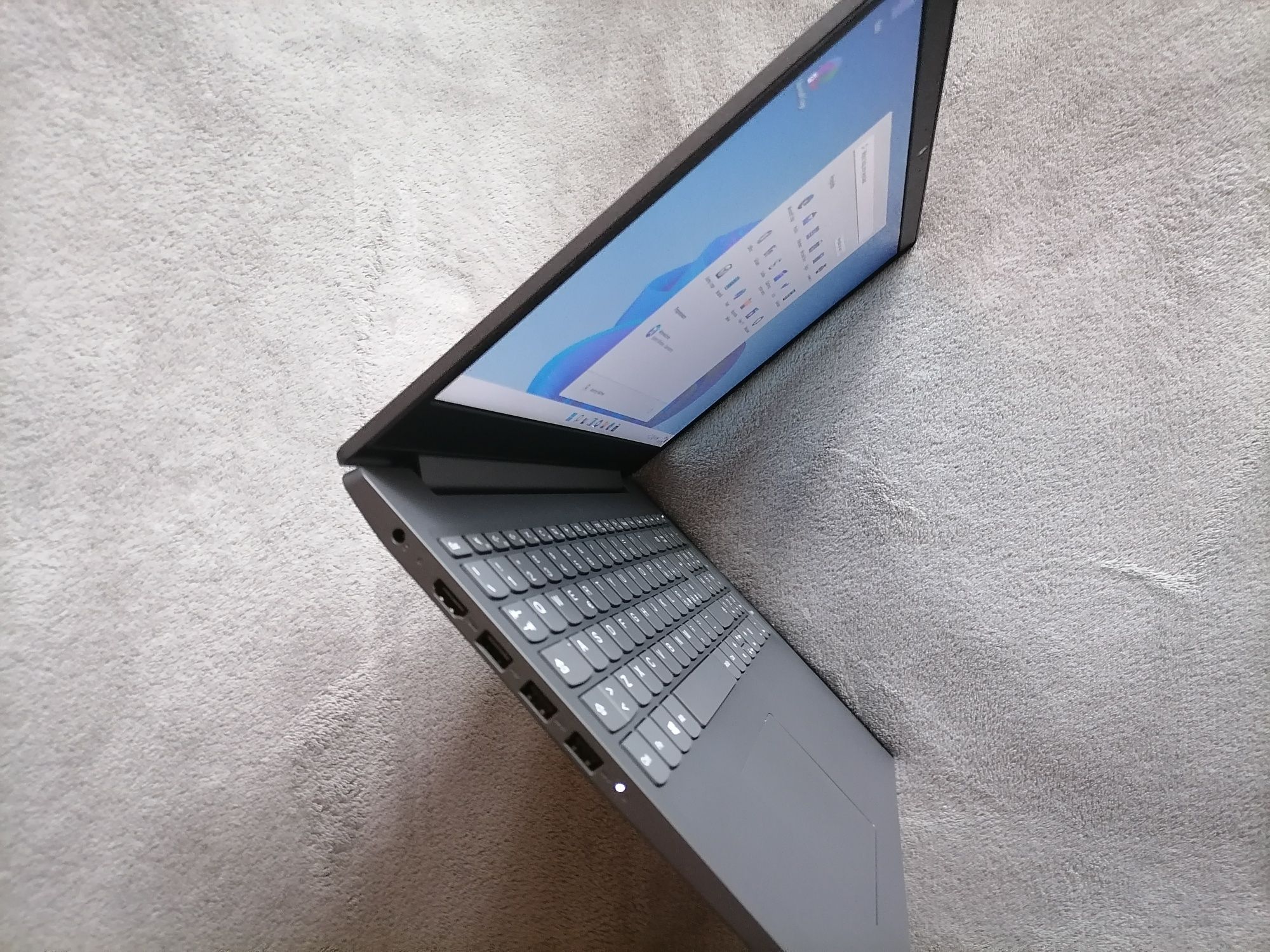 Nowy Lenovo V15-ADA WIN 11 8GB 756GB SSD Radeon ideał 15.6''  usb  hdm