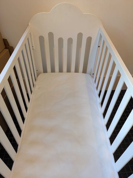 Berço em madeira lacada em muito bom estado (com colchao)