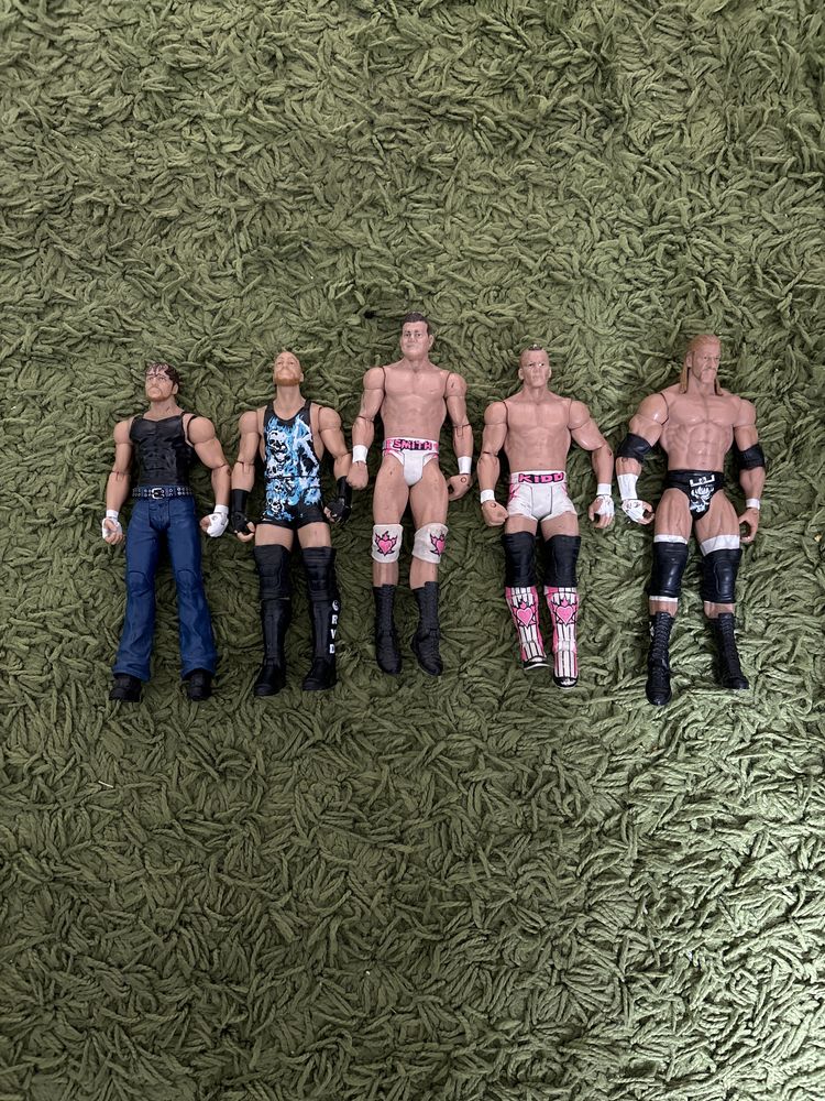 Figurki WWE w opisie podani zawodnicy