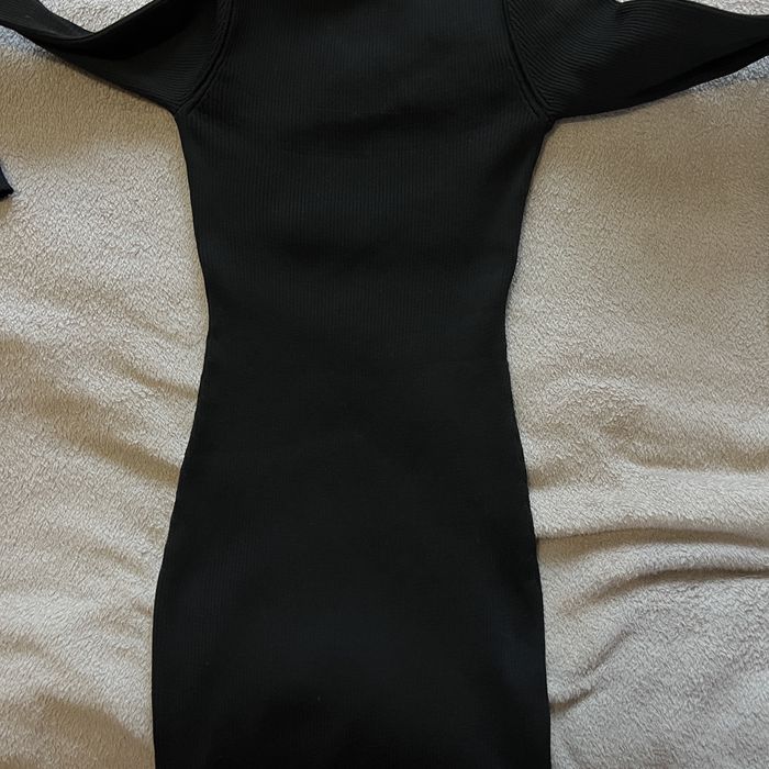 Чорна сукня з розрізом