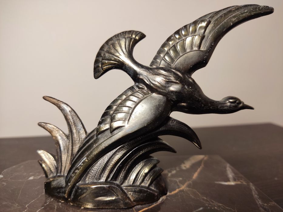 Stylowa figurka Art Deco – ptak w locie na marmurowej podstawie