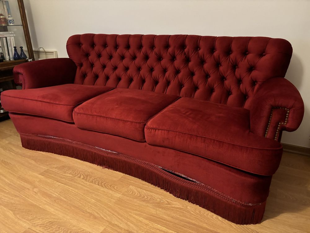 Sofá Classico Capitone em Veludo Vermelho