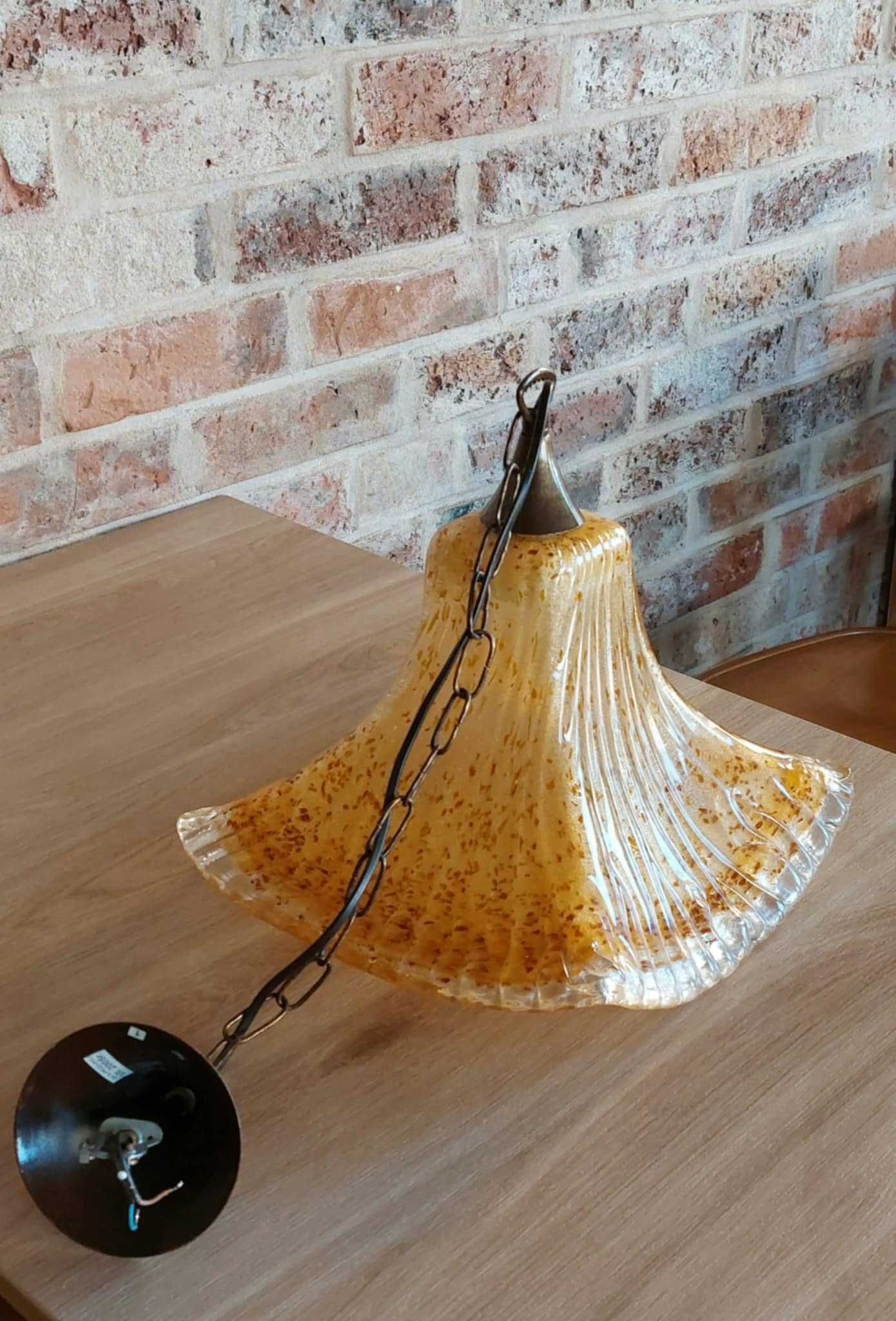 Lampa wisząca w kolorze bursztynowym