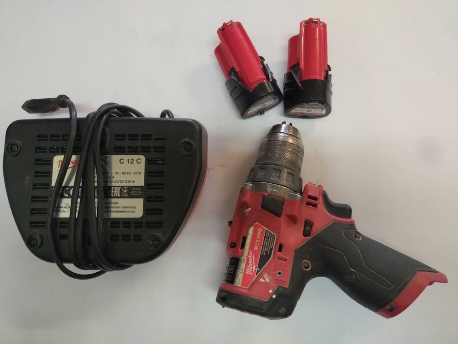 Wiertarko-wkrętarka Milwaukee 12V FPD 2x3,0Ah uszkodzona