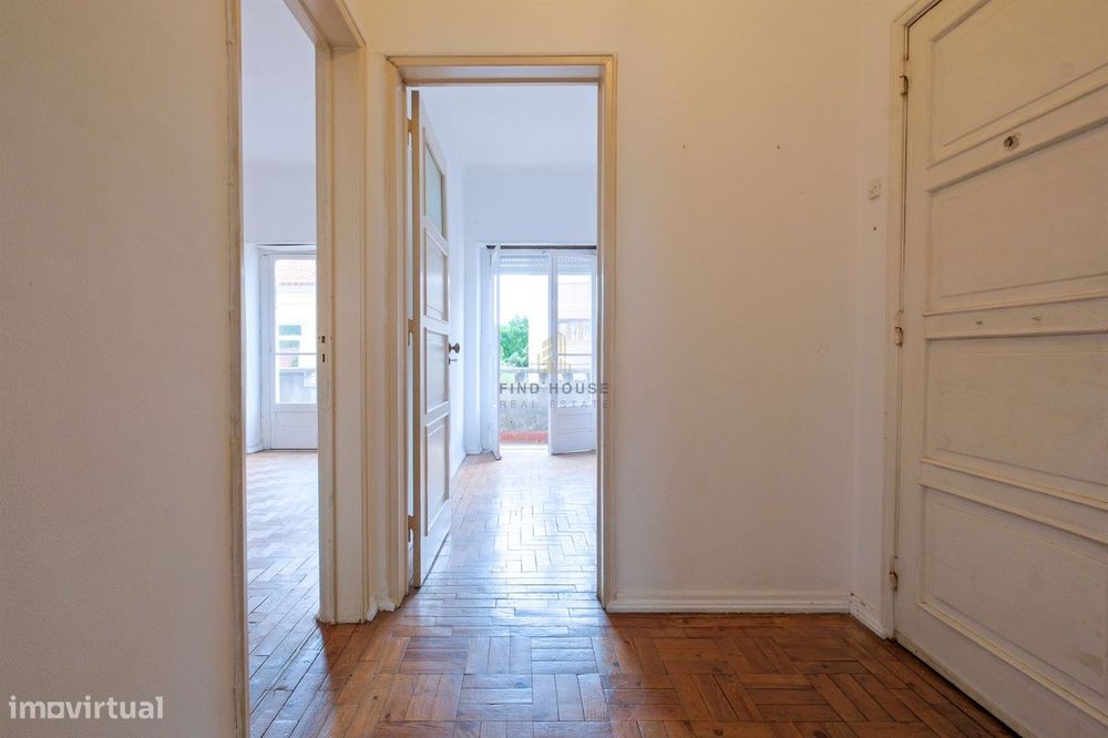 Apartamento T2 para remodelar no centro de Paço de Arcos