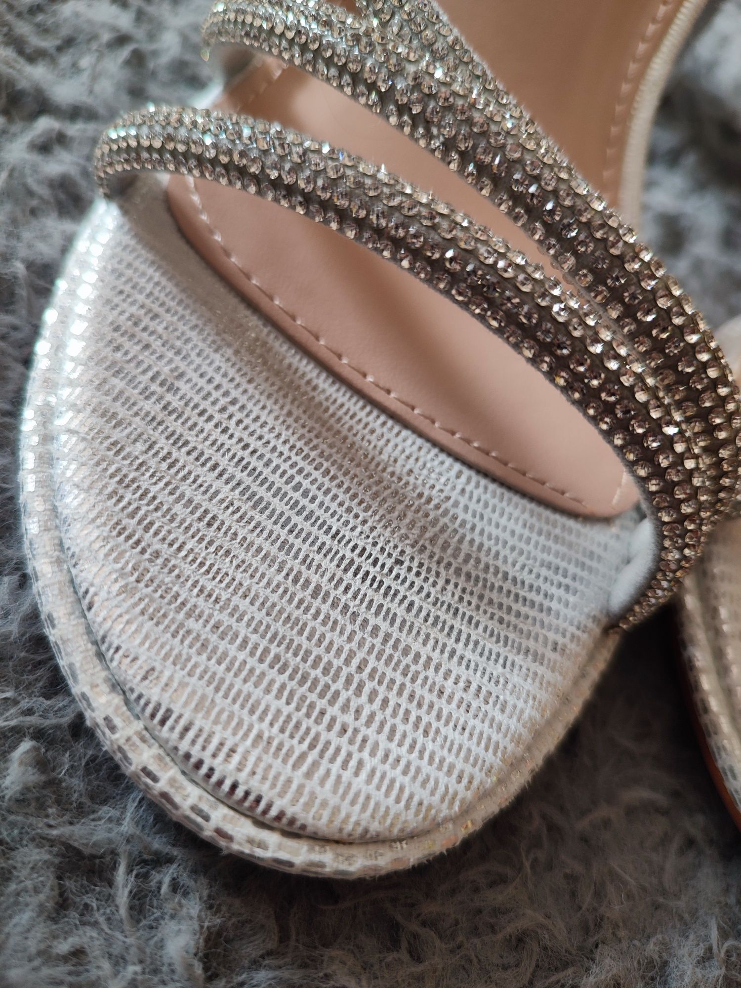 Srebrne błyszczące szampańskie buty ślubne wesele