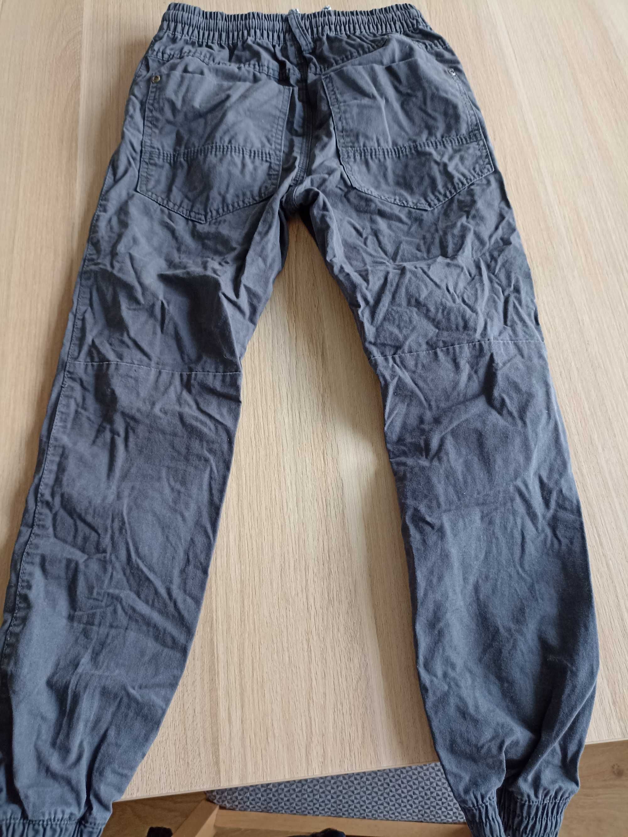 Szare spodnie typu jogger chłopięce 146 cm