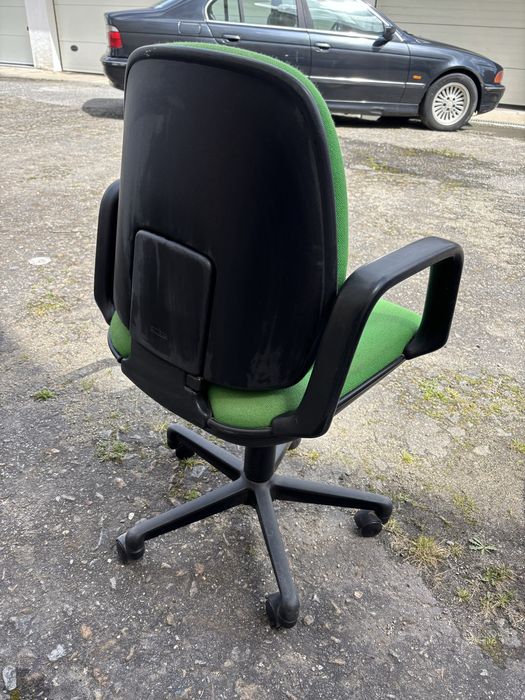 Vende-se cadeira com braços e rodas