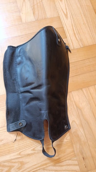 Czapsy hippica skórzane