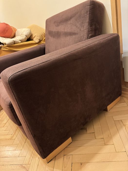 ZA DARMO Duży solidny fotel brązowy drewniane nogi