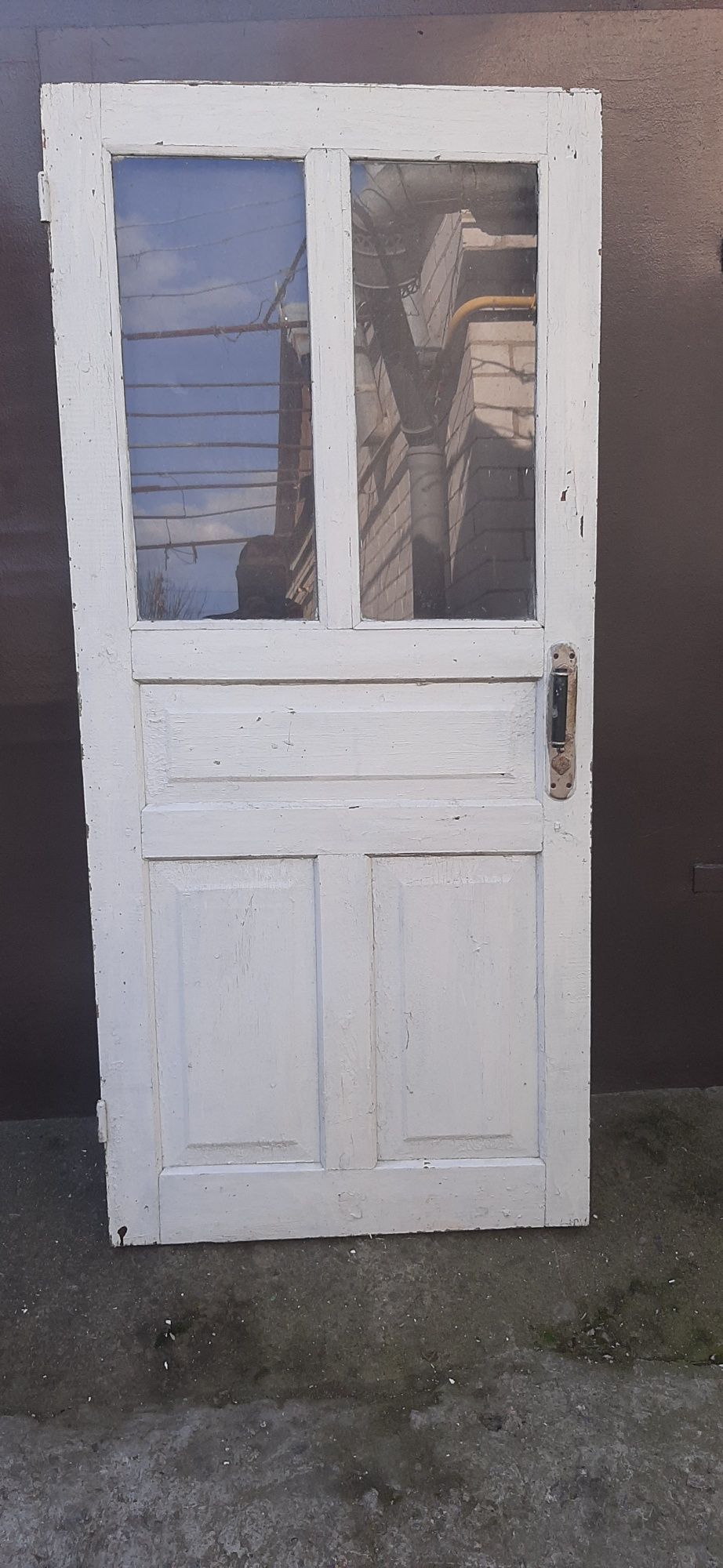 Дверь деревянная советского качества.
