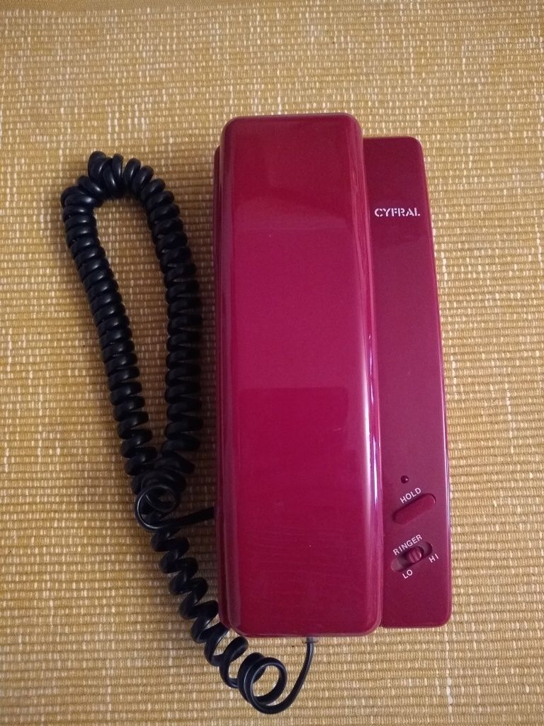 Telefony stacjonarne.