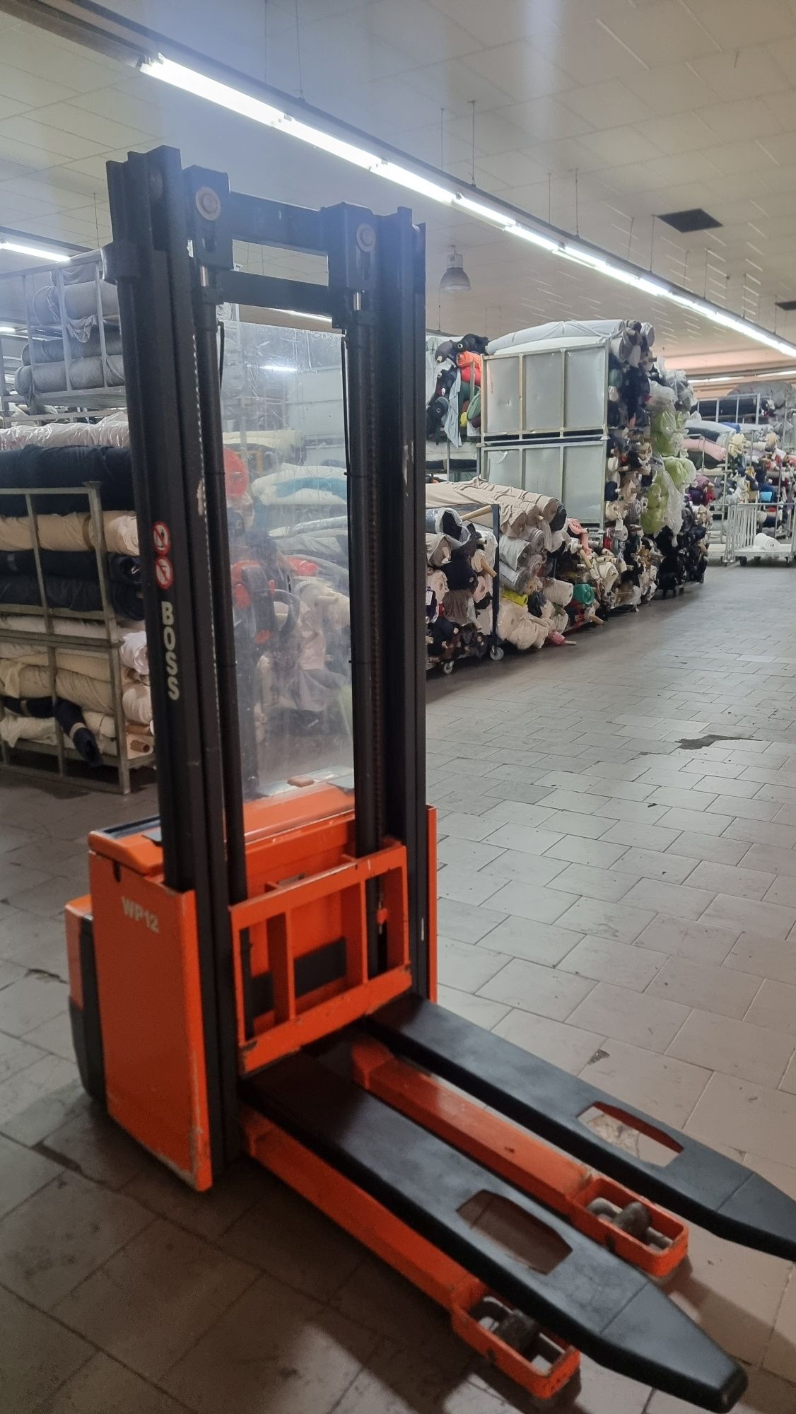 Stacker com 81 hora representa 1620 km está novo