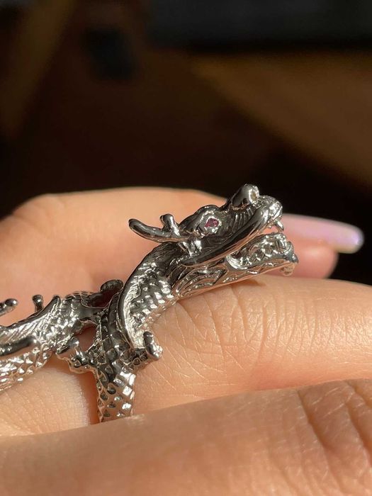Серебряное кольцо" Дракон"с родолит гранатом.Размер 17.Серебро925 п