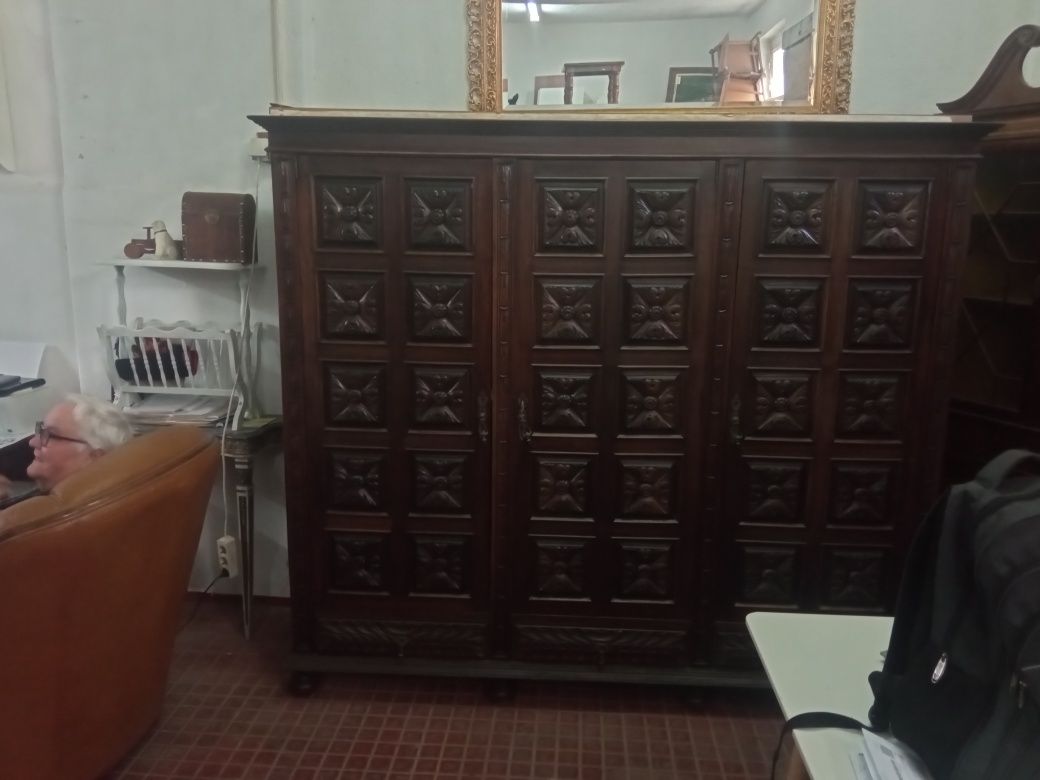 Vendo Roupeiro com 210 de largura por 180 altura mogno maciço