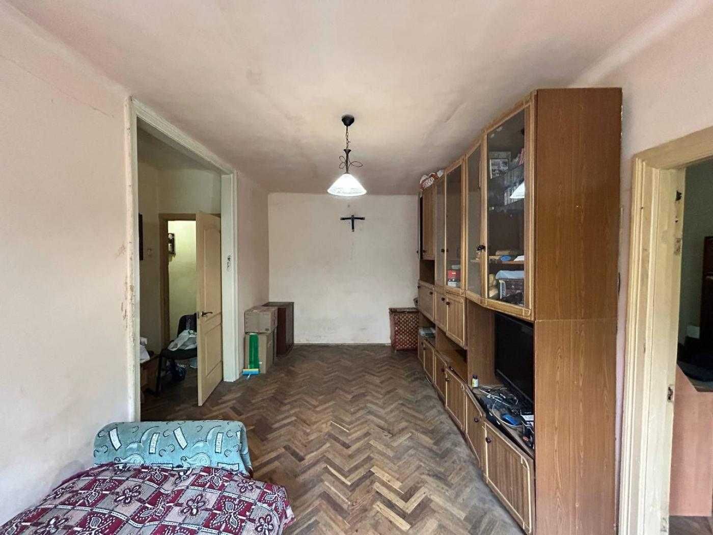 Продаж, 3 квартира, без ремонту, Гіпсова 64,цегла, Львів